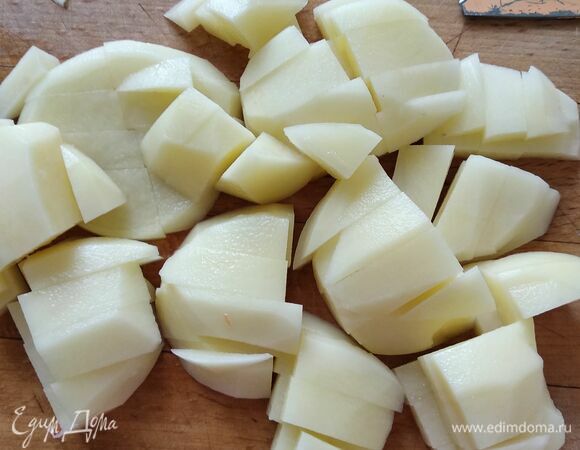 Ставим вариться бульон. Рыбу заливаем холодной водой. Кладем половину луковицы и морковки. Доводим до кипения, снимаем пену. Варим рыбу минут 20. Тем временем чистим и нарезаем картофель.
