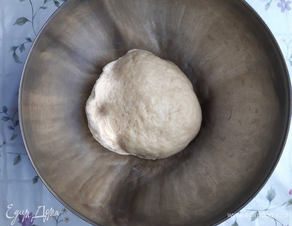 В теплое молоко добавить дрожжи, сахар и размешать до полного растворения. Затем добавить муку, 1 яйцо, размягченное сливочное масло (50 г). Замесить тесто, поставить в теплое место на 45 минут.