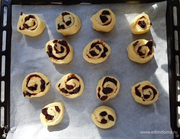 Свернуть в рулет, нарезать ломтиками по 2 см. Выложить на пергаментную бумагу, дать подняться 10 минут.