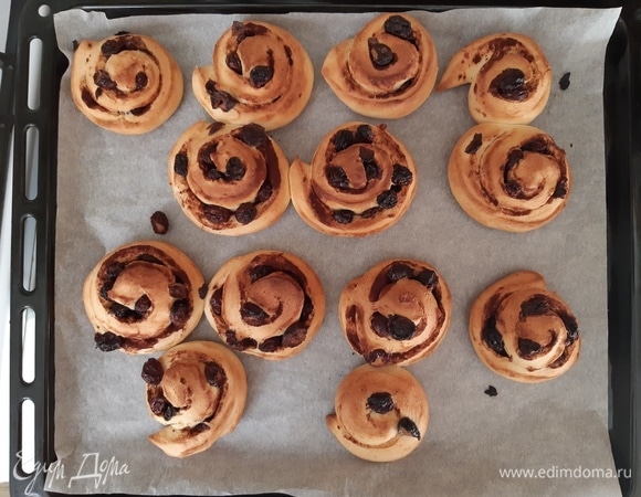 Выпекать 20 минут при 180–200°C. Все зависит от вашей духовки. За 5 минут до готовности делаем глазурь. Высыпаем в емкость 100 г сахарной пудры, добавляем по 1 ст. л. лимонного сока Sicilia и размешиваем.