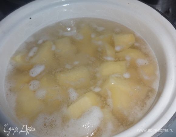 Картофель очистить, вымыть и отварить в подсоленной воде до готовности.