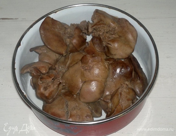 Куриную печенку тщательно вымыть под проточной водой. Печень сварить в небольшом количестве воды. Достать ее из бульона, остудить и измельчить в мясорубке или блендере.