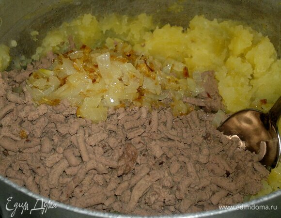 С картофеля слить воду, пюрировать. Добавить измельченную печенку и жареный лук, перемешать.