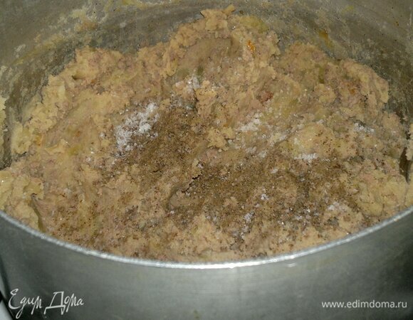 Начинку по вкусу посолить, поперчить, перемешать. Остудить до комнатной температуры.