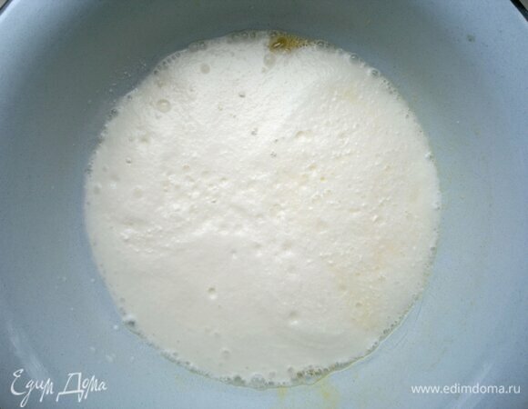 В кефире погасить соду, соединить с яичной массой, перемешать до однородности.