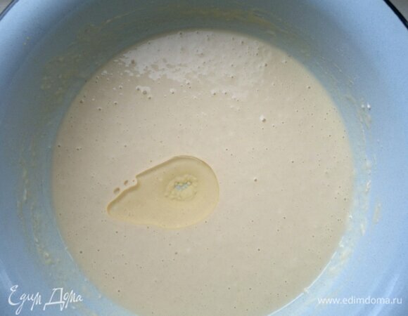 Влить растительное масло, перемешать.