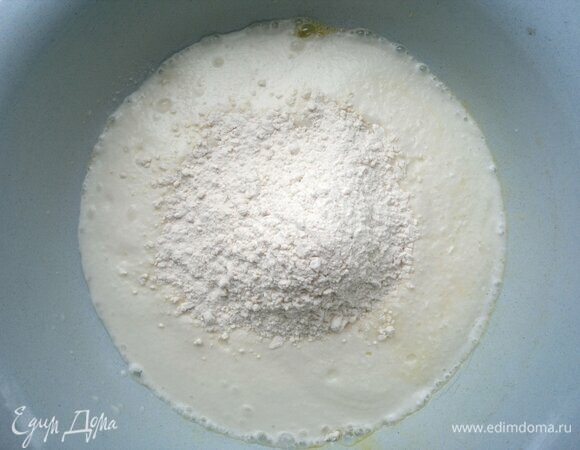 Порциями добавить муку и замесить мягкое тесто. Тесто должно быть и не сильно забито мукой, и не слишком жидкое. Муки может потребоваться больше или меньше. Я указала примерное количество.