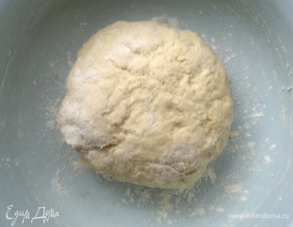 Собрать тесто в шар, накрыть полотенцем и дать отдохнуть полчаса при комнатной температуре.