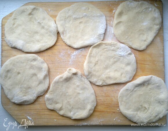 Раскатать в кружки.