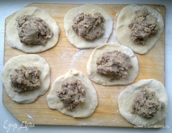 На каждый кружок теста выложить немного начинки.