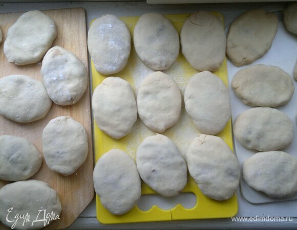Слепить все пирожки. У меня получилось 28 штук. Выложить их на поверхность, подпыленную мукой.