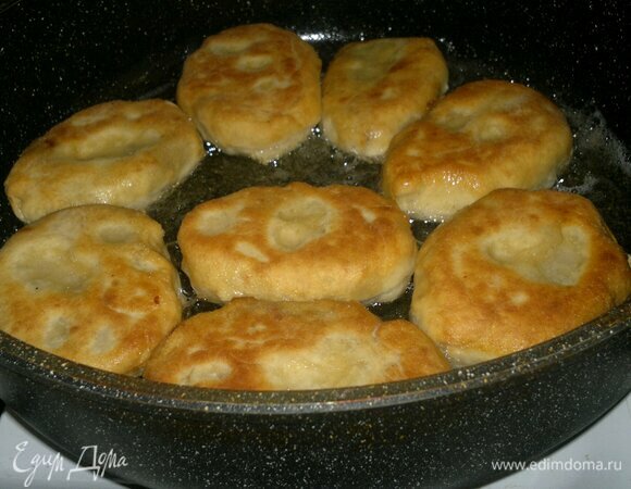 В сковороде разогреть растительное масло. Выложить часть пирожков и обжарить с одной стороны до румяности. Перевернуть на другую сторону и также обжарить до румяного цвета. Пожарить все пирожки. Готовые пирожки выкладывать на бумажное полотенце.