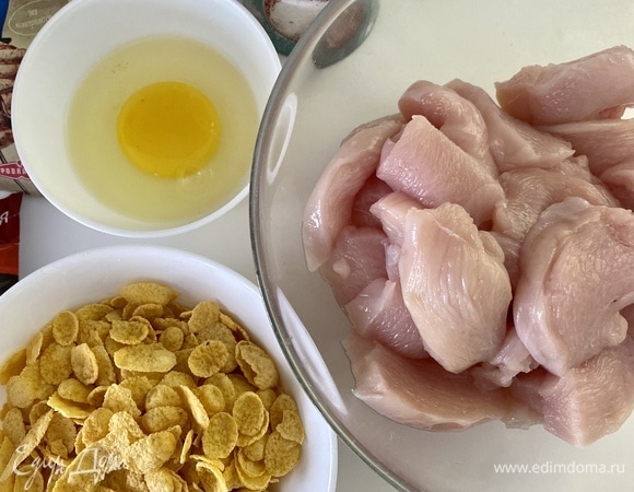 Куриное филе промыть, просушить бумажными полотенцами. Нарезать на кусочки толщиной 5–7 мм.