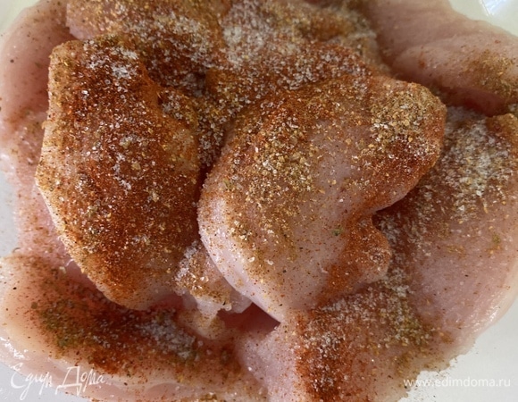 Добавить соль и приправы по вкусу. Перемешать, накрыть пищевой пленкой и оставить на 20 минут при комнатной температуре мариноваться.