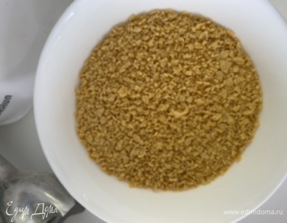 В это время кукурузные хлопья измельчить блендером в мелкую крошку. Яйцо разболтать вилкой.