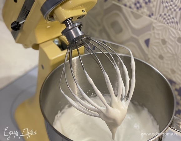 Для бисквита яйца взбить с сахаром в чаше миксера, пока масса не увеличится втрое.