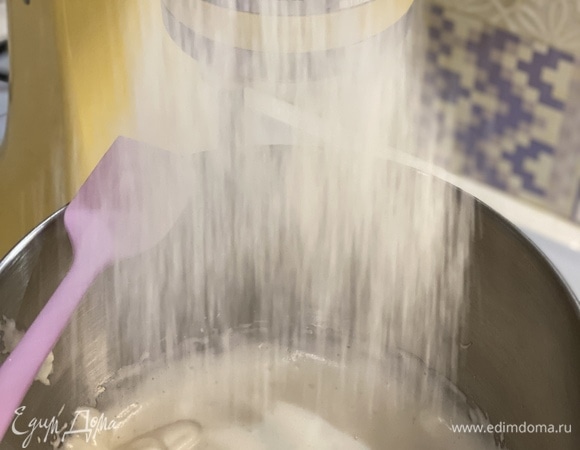 Смешать муку, крахмал, разрыхлитель. Просеивая в 2 приема, аккуратно вмешать в яичную смесь снизу вверх.