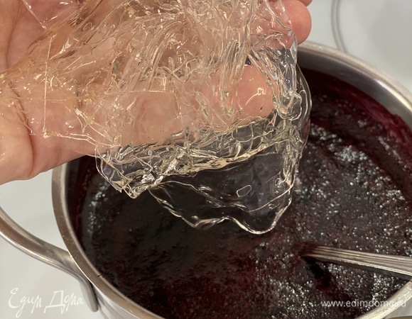 Приготовим мусс. В черничное пюре добавить сахар, довести до кипения. Листовой желатин замочить в ледяной воде для набухания. Отжать желатин и ввести в горячее пюре. Хорошо перемешать.