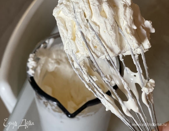 Сливки взбить до пиков. Обьединить с остывшим пюре лопаткой.