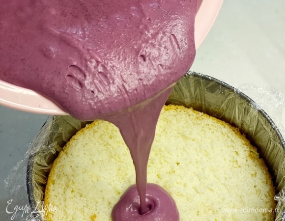 Разъемную форму выстелить пищевой пленкой. На дно положить 1 часть бисквита, сверху вылить весь мусс и накрыть сверху второй частью бисквита. Накрыть сверху пленкой и убрать в холодильник до застывания.