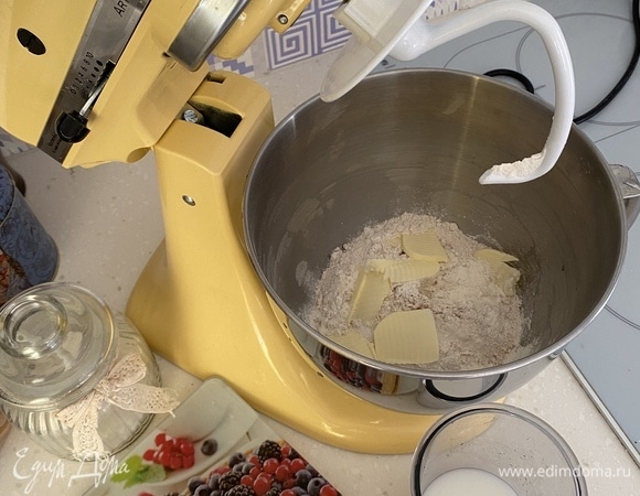 В чаше смешать сухие ингредиенты и мягкое сливочное масло. Влить воду с молоком. Замесить тесто. Удобнее в миксере насадкой для теста, но можно и руками, конечно. Вымешивать около 15 минут.