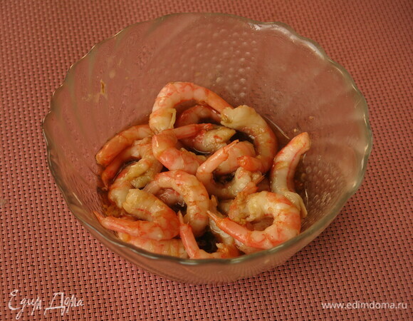 Креветки очищаем и маринуем в бальзамическом уксусе.