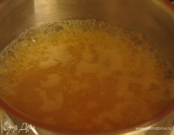 Отвариваем булгур в воде с ложкой масла.