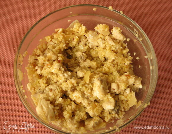 Смешиваем булгур и рыбу.