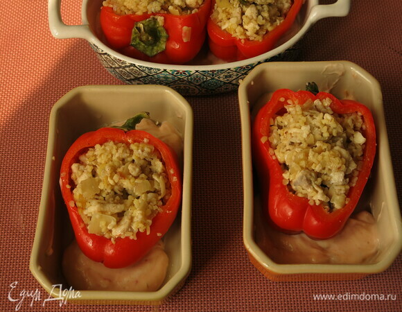 Начиняем перцы, выкладываем в промасленные формы соус и сверху перцы.