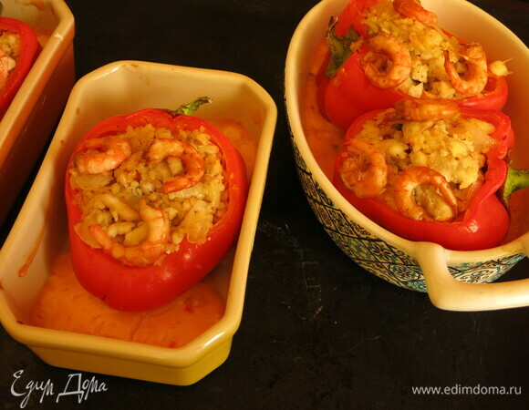 За 5 минут до окончания выкладываем сверху креветки и включаем режим гриль.