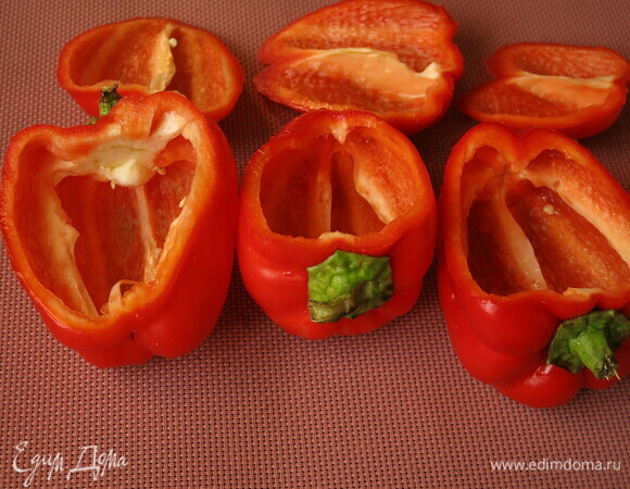 С перцев срезаем боковину, оставляя ножку. Бланшируем 3–5 минут.
