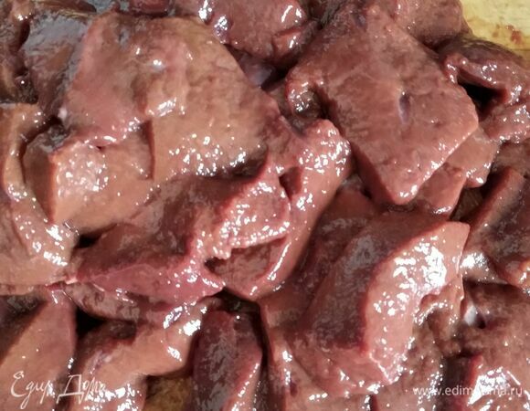 Печень промыть, обсушить, удалить пленки и протоки, нарезать средними кусочками. Посолить, поперчить, посыпать мукой.