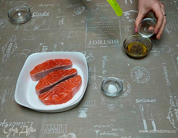 Первым делом нужно приготовить маринад: в оливковое масло добавляем лимонный сок, орегано и соль, все аккуратно перемешиваем.