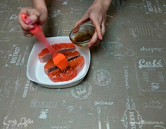 Кусочки рыбки тщательно промазываем со всех сторон и оставляем мариноваться минимум на 30 минут.