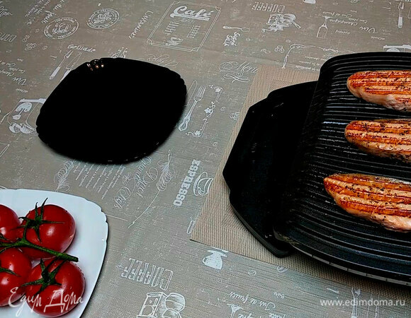 Выкладываем рыбу на гриль (можно на сковороду) и запекаем 5–10 минут в зависимости от толщины кусочков.