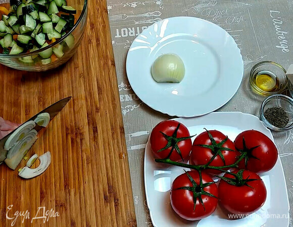 Готовим шопский салат. Нарезаем перец, огурцы, помидоры и луковицу.