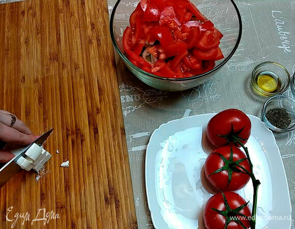 Добавляем фету, оливковое масло и сушеный базилик.
