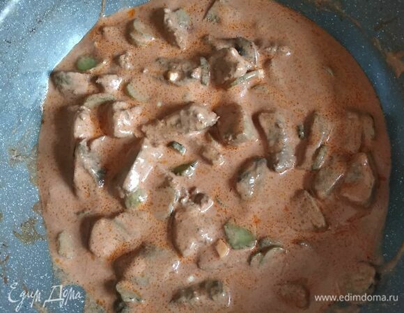 В сковороде разогреть растительное масло. Обжарить печень минут пять. Добавить огурцы и чеснок. Обжаривать одну минуту. Всыпать оставшуюся муку. Хорошенько перемешать. Добавить сметану и разбавленную небольшим количеством воды томатную пасту. Если соус получился густым, добавить горячей воды или бульона. Все перемешать, накрыть крышкой и тушить на медленном огне минут 5–7. Главное, не передержать печень. Подавать с любимым гарниром. Можно посыпать любимой зеленью. Приятного аппетита!