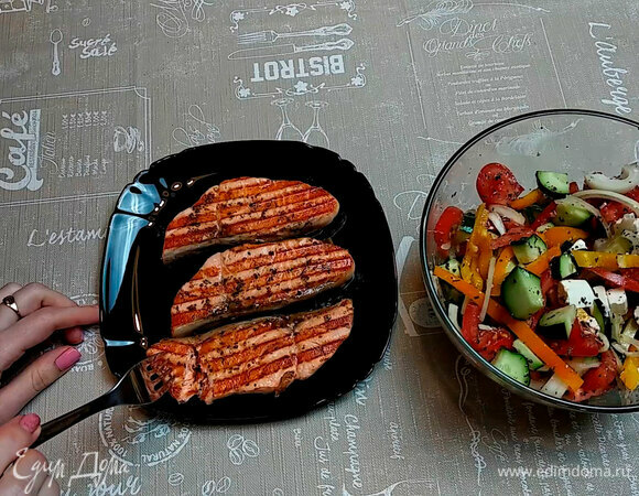 Все перемешиваем. Вкусный салат готов. Подаем.