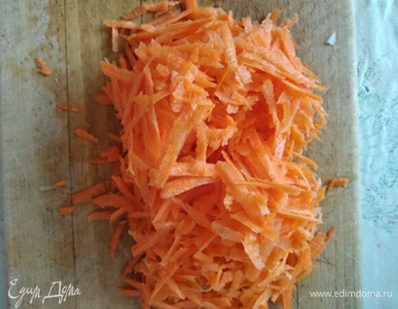 Морковь натереть на крупной терке.