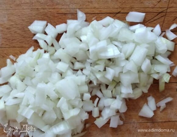 Лук и чеснок мелко нарезать.