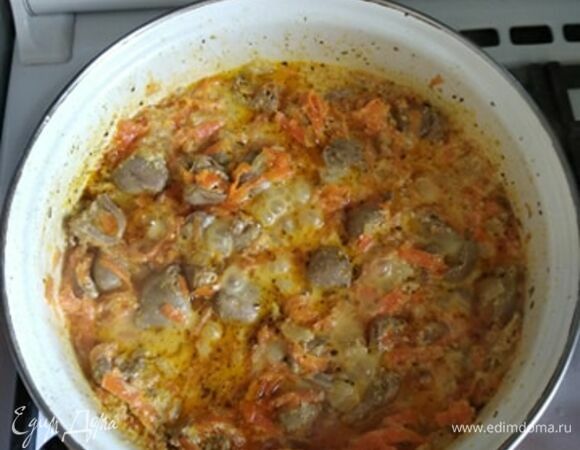 В кастрюле с толстым дном раскалить масло. Сердечки обсушить бумажным полотенцем. Обжарить в масле минуты 3. Добавить лук и морковь. Обжарить минуты 3–4. Добавить специи. Заправить сметаной. Влить немного молока, если соус получился слишком густым. Тушить под крышкой на медленном огне до готовности минут 40. В конце посолить. Подавать с любимым гарниром. Приятного аппетита!