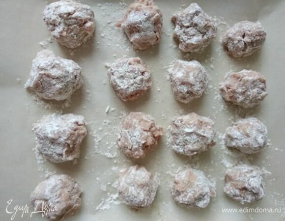 С белого хлеба срезать корочки и замочить в молоке на 5 минут. Отжать хлеб. В фарш из индейки добавить хлеб, яйцо, мелко нарубленный лук и чеснок, прованские травы, соль и перец. Хорошо вымешать фарш и дать ему постоять в холодильнике минут 30. Достать из холодильника фарш. Слепить фрикадельки и обвалять их в муке. Противень застелить пергаментом, выложить фрикадельки и отправить в предварительно разогретую до 180°C духовку на 15 минут.