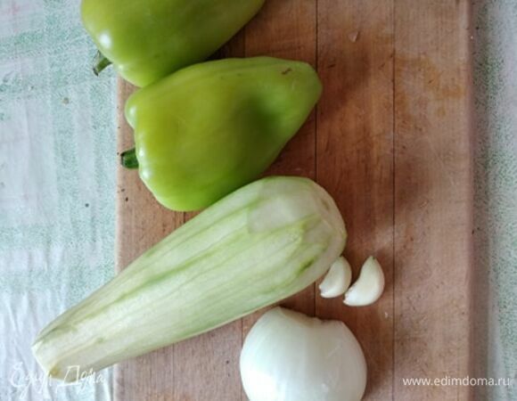 Для соуса болгарский перец и цукини (или кабачок) нарезать кубиком. Измельчить лук и чеснок. В разогретом масле обжаривать лук и чеснок в течение 4 минут. Добавить перец и цукини. Обжаривать минут 5–7. Добавить разведенную водой томатную пасту, соль, перец, сахар и орегано. Если соус очень густой, добавить еще воды или бульона. Тушить 3–4 минуты.