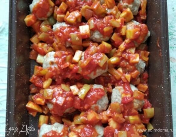 Фрикадельки снять с пергамента и выложить в форму для запекания. Сверху выложить соус. Накрыть фольгой и отправить в духовку на 30–40 минут. Подавать с любимым гарниром. Можно посыпать зеленью. Приятного аппетита!