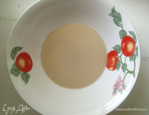 В теплую воду всыпать сухие дрожжи, перемешать, дождаться появления шапочки.