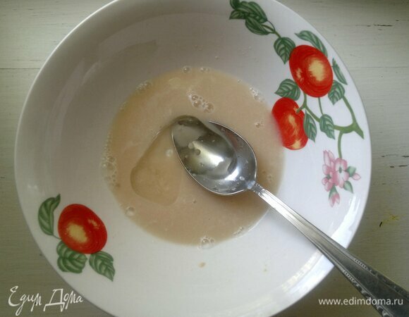 Положить сахар, соль, влить растительное масло, перемешать.