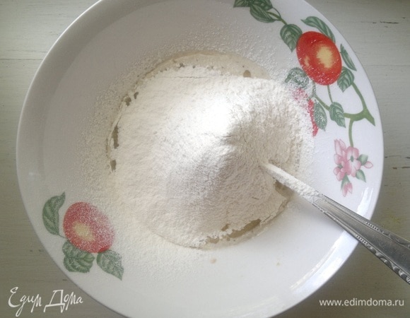 Всыпать просеянную муку и замесить тесто.