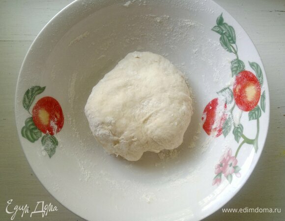 Собрать тесто в шар, накрыть чистой х/б тканью и поставить в теплое место для подъема на полчаса.