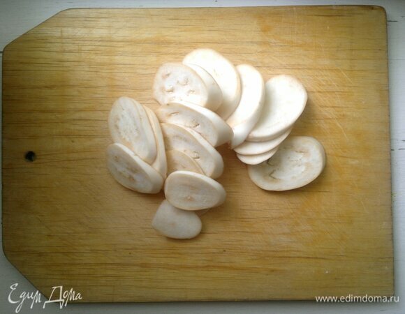 В ингредиентах я указала 2 баклажана. Мне посчастливилось купить белые баклажаны, и я использовала их для приготовления пиццы. Белый баклажан вымыть, обсушить, отрезать кончики. Нарезать баклажан тонкими кружками.